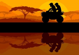 Quad Fahrer und Beifahrer beim Sonnenuntergang
